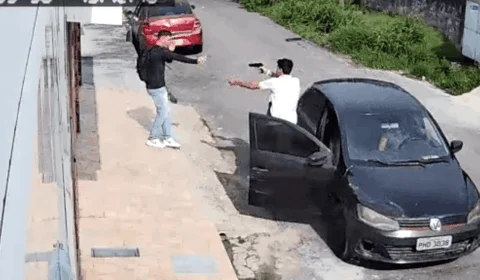 VÍDEO: estudante é assaltado por bandidos de carro em Manaus