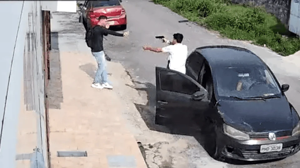 VÍDEO: estudante é assaltado por bandidos de carro em Manaus