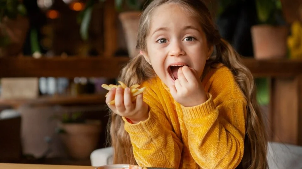 Dia das crianças: por que é importante comer longe das telas?