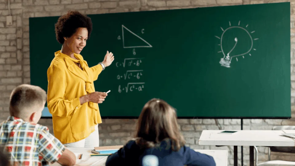Dia dos professores é feriado? Veja quem folga hoje (15/10)