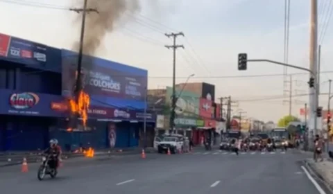 Fiação de poste pega fogo na zona leste de Manaus; veja vídeo