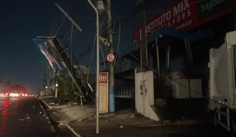Forte chuva derruba outdoor e deixa bairros sem energia em Manaus; veja vídeo