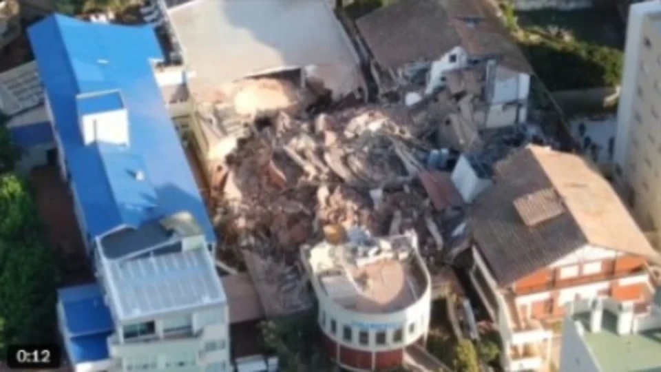 Hotel de 10 andares desaba na Argentina e deixa pelo menos um morto; veja vídeo