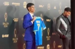 Bola de Ouro 2024: Luva de Pedreiro ergue camisa de Vini Jr no tapete vermelho