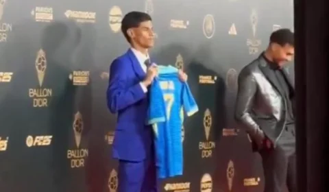 Bola de Ouro 2024: Luva de Pedreiro ergue camisa de Vini Jr no tapete vermelho