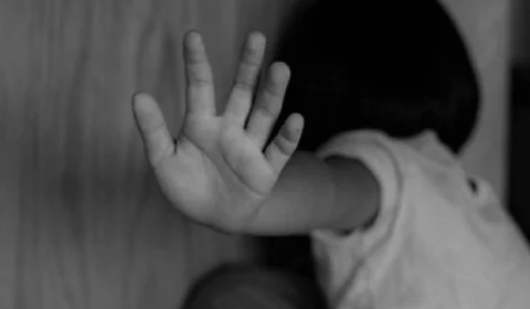 Mãe é presa no AM após ser flagrada agredindo filha de 7 anos com tapas e chutes