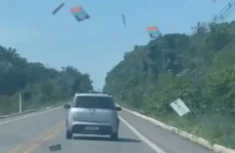 Passageiros de carro são flagrados jogando ‘Santinhos’ em Presidente Figueiredo