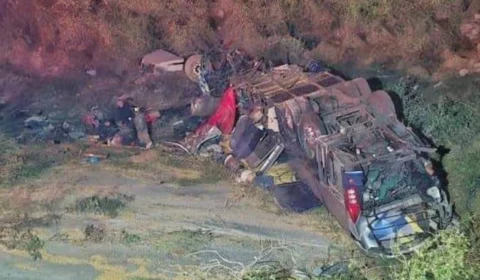 Ônibus despenca de penhasco e deixa 24 mortos no México