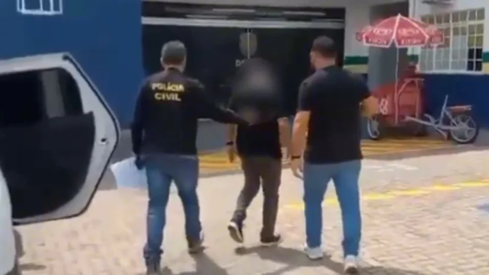 Pastor é flagrado por esposa abusando sexualmente de adolescente em Manaus