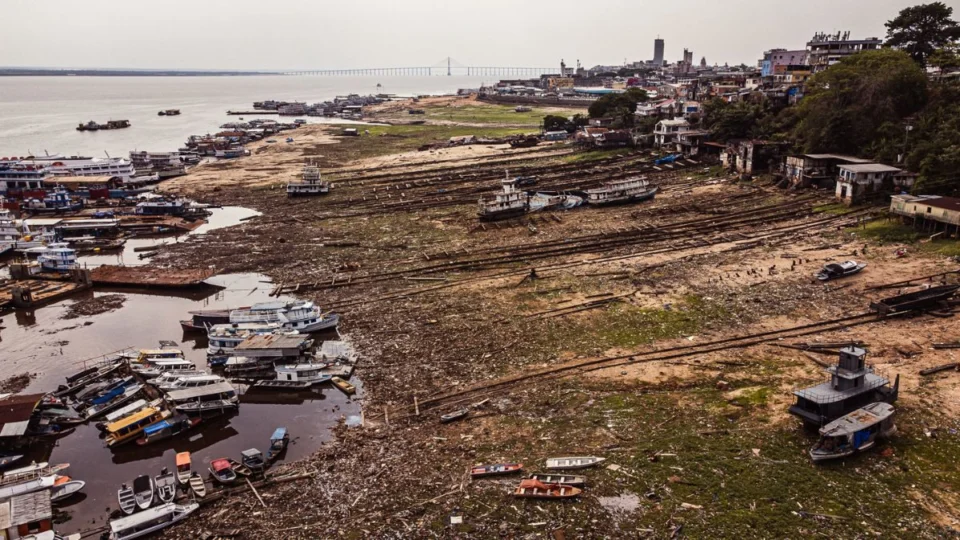 Após atingir seca histórica, volume de água do rio Negro continua a recuar em Manaus