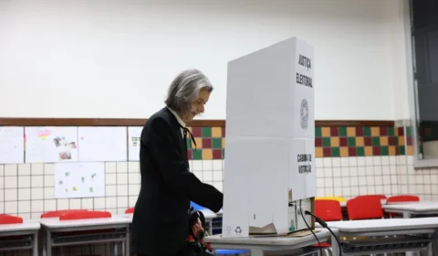 Carmén Lúcia vota em BH e convoca eleitores: ‘Domingo de alegria democrática’
