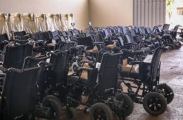 Pacientes do DF recebem 225 cadeiras de rodas motorizadas