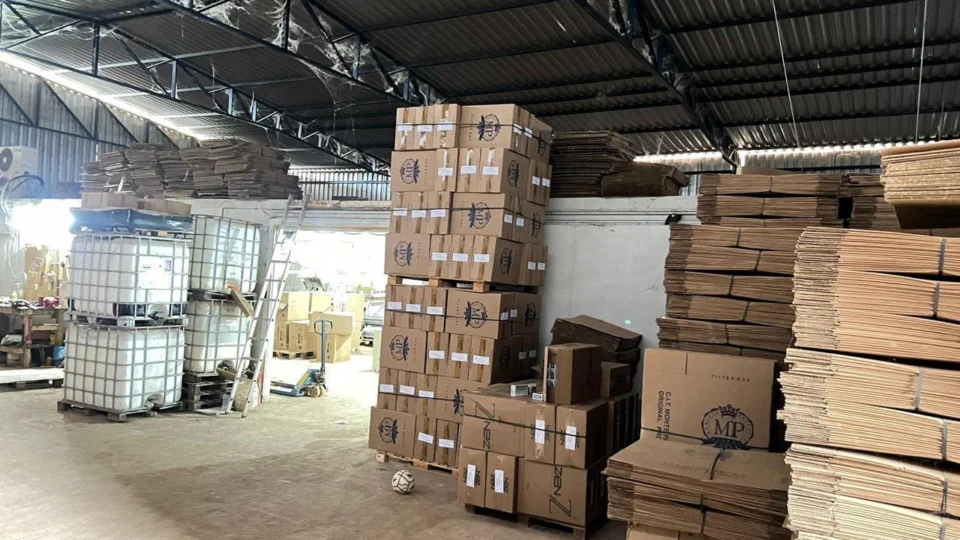 PM desarticula quadrilha internacional de contrabando de cigarros e localiza fábrica clandestina no TO