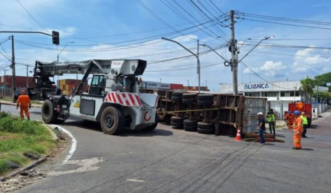 Carreta com contêiner tomba no Porto Chibatão em Manaus