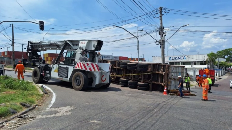Carreta com contêiner tomba no Porto Chibatão em Manaus
