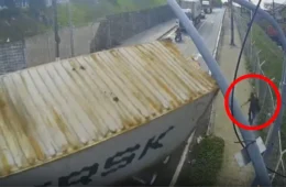 Homem escapa no momento em que carreta tomba em Manaus; veja vídeo
