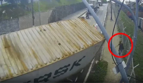 Homem escapa no momento em que carreta tomba em Manaus; veja vídeo