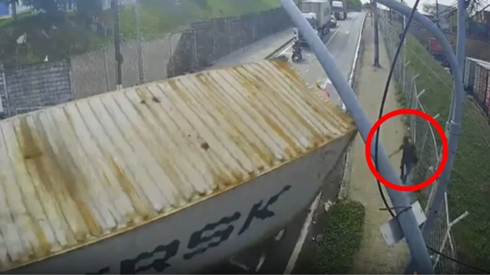Homem escapa no momento em que carreta tomba em Manaus; veja vídeo