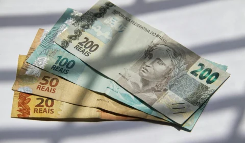 Adolescente furta R$ 8.800 da avó e gasta com tatuagens e festas em MG