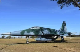 Avião da FAB: Entenda o sistema de ejeção usado pelo piloto para se salvar da queda do F-5M