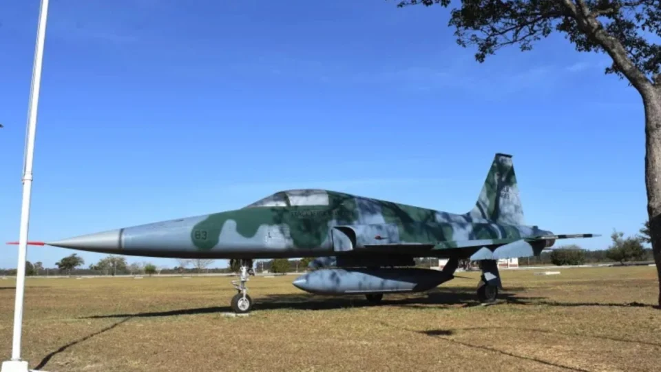 Avião da FAB: Entenda o sistema de ejeção usado pelo piloto para se salvar da queda do F-5M