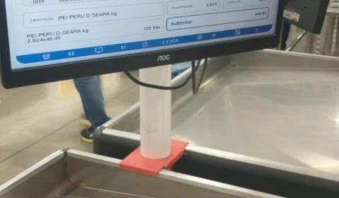 Mulher é presa por furto, ofensas racistas e agressão em comércio no DF