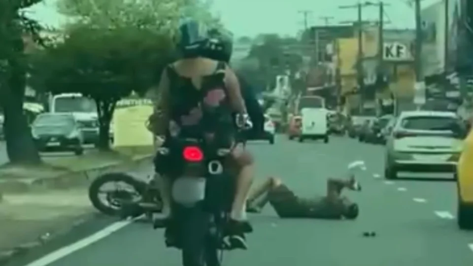 Idoso tenta usar faixa de pedestre em Manaus e é atropelado; assista vídeo