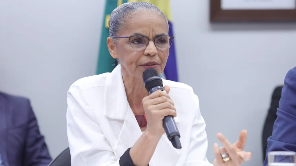 Marina Silva e deputados têm bate-boca em sessão na Câmara