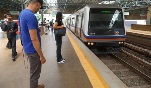 Passageiros do Metrô-DF empurram vagão para ajudar homem que prendeu perna em vão
