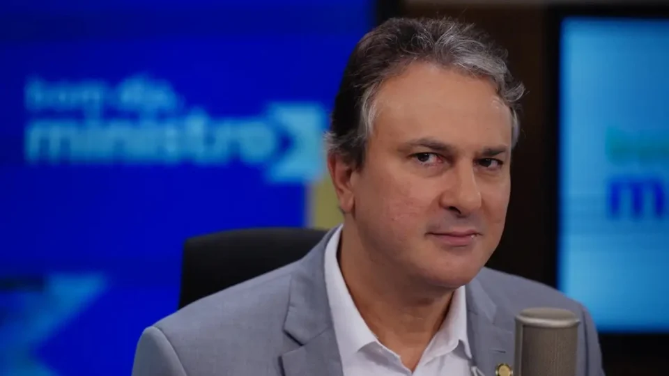 Ministro da Educação anuncia Programa Pé de Meia para licenciaturas e ‘Enem dos professores’