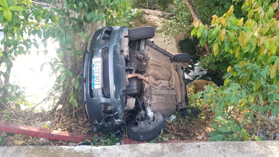 Motorista nasce de novo após carro perder freio e bater em árvore no São Jorge, em Manaus