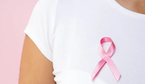 Outubro Rosa: conheça exame que detecta predisposição ao câncer de mama