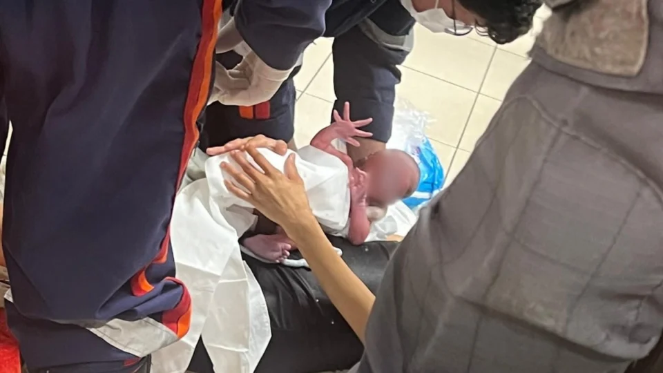 Parto inesperado em posto de gasolina de Manaus viraliza; assista o momento