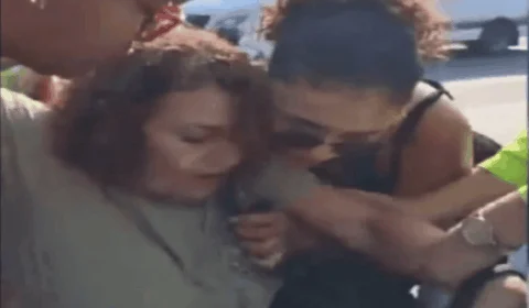 VÍDEO: Passageiros passam mal e precisam deixar ônibus por conta de pum