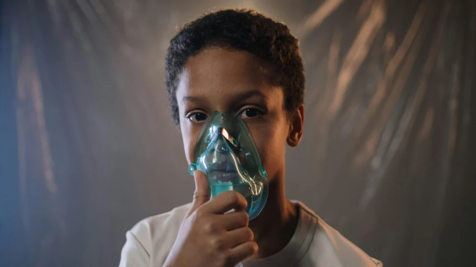 Pessoas com asma são as mais afetadas pela fumaça das queimadas; veja como se proteger