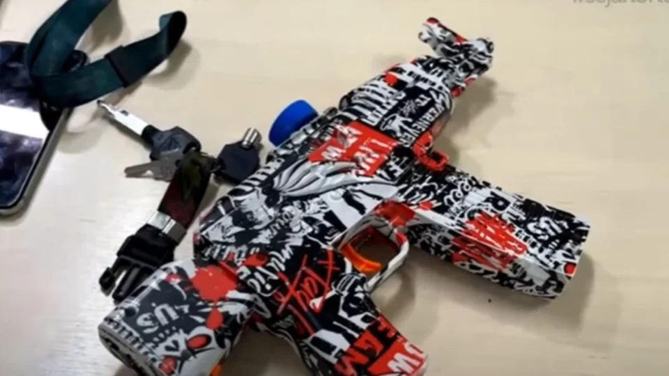 Suspeitos usavam ‘arma de bolinha de gel’ para assaltar em Manaus; veja