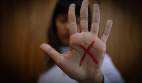 Tentativa de feminicídio: homem que esfaqueou mulher em bar é indiciado no TO