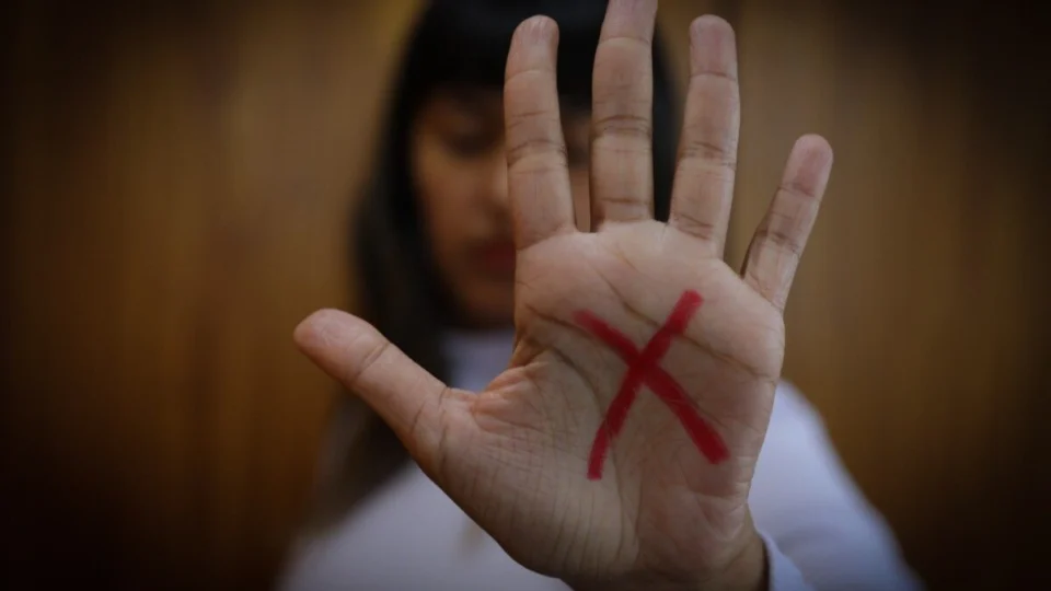 Tentativa de feminicídio: homem que esfaqueou mulher em bar é indiciado no TO