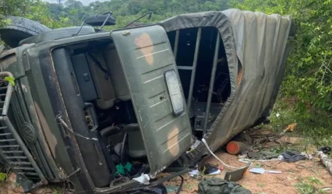 Caminhão do exército cai em ribanceira e deixa militar morto em Porto Velho