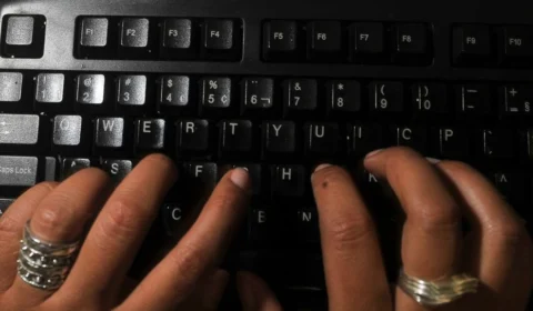 Bancos oferecem bolsas para mulheres em cursos de tecnologia; veja como se inscrever