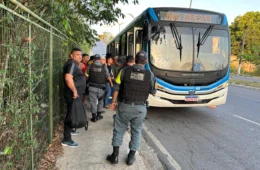 Três ônibus são alvo de assaltos em uma única noite em Manaus