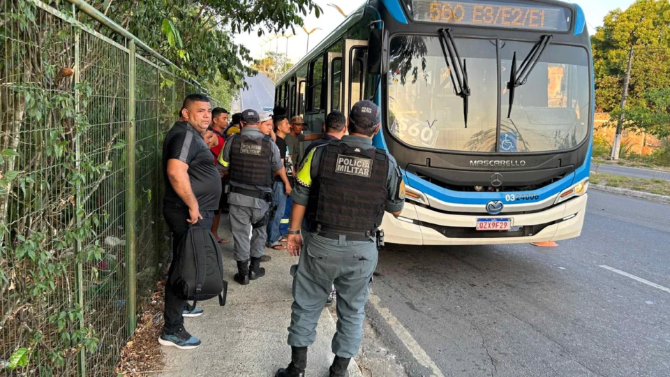 Três ônibus são alvo de assaltos em uma única noite em Manaus
