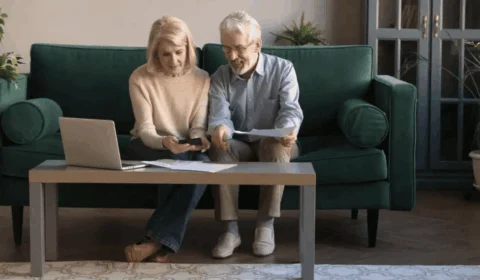 Confira os bancos que liberam empréstimos para idosos com nome no Serasa