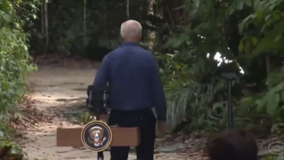 Joe Biden vira meme após caminhada na floresta amazônica: ‘Saiu perdido para o meio do mato’