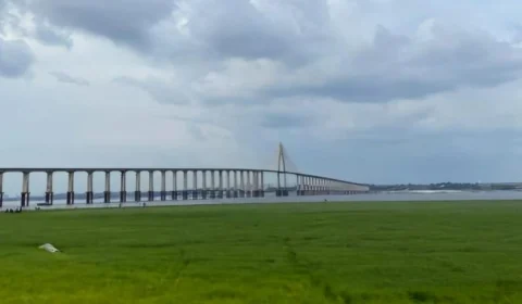 Seca histórica do rio Negro exibe campo com gramado e atrai curiosos em Manaus