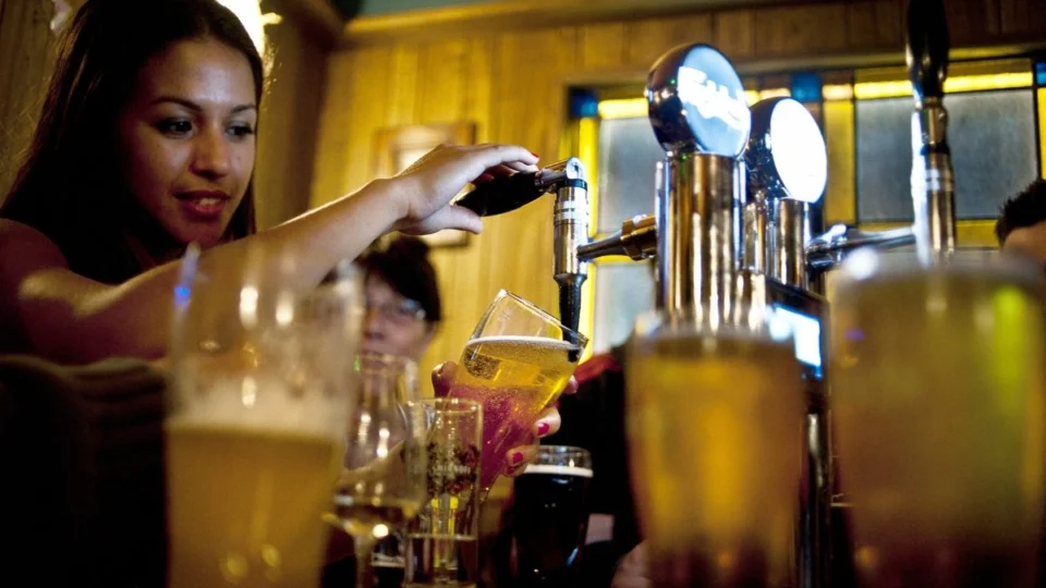 Brasil registra 12 mortes por hora por conta do álcool, aponta Fiocruz