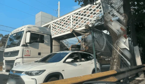 Carreta fica presa debaixo de passarela na Ponta Negra em Manaus; veja vídeo
