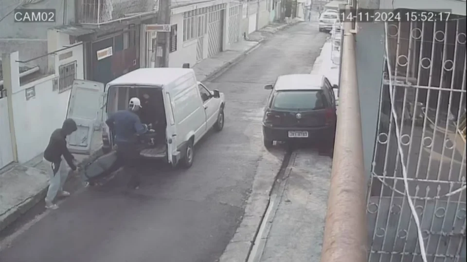 Vídeo: criminosos roubam motocicleta e a colocam dentro de van em Manaus