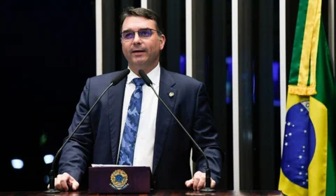 Flávio Bolsonaro aposta em documentário para impulsionar candidatura presidencial