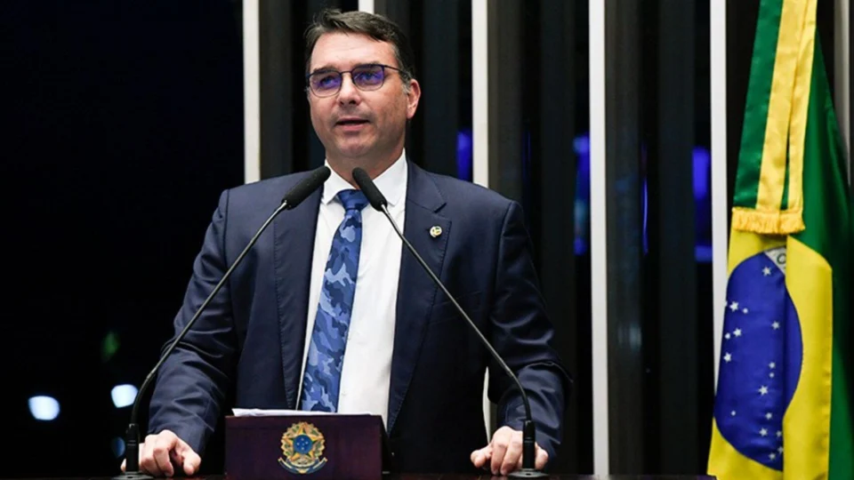 Flávio Bolsonaro aposta em documentário para impulsionar candidatura presidencial